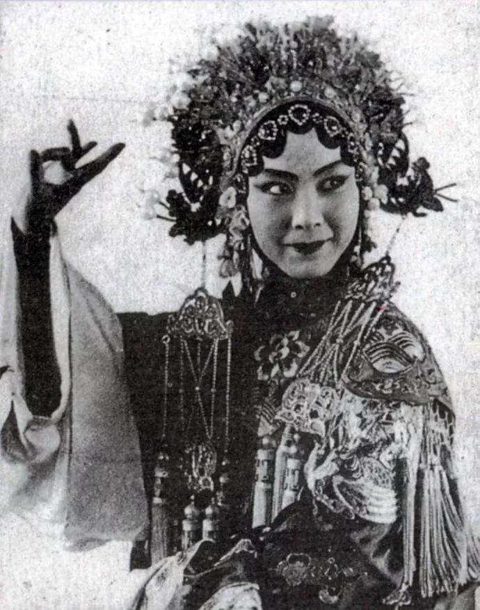 1968年，38岁的黄梅戏大师严凤英不堪受辱服药自尽，然而有人却提议用斧头将她肚