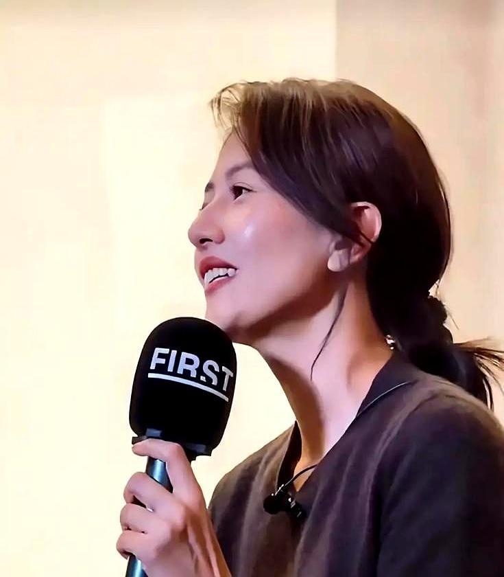 他不抽。
 
就三个字。跟说今天没下雨一样自然。可网上愣是编出了十万字的言情剧。