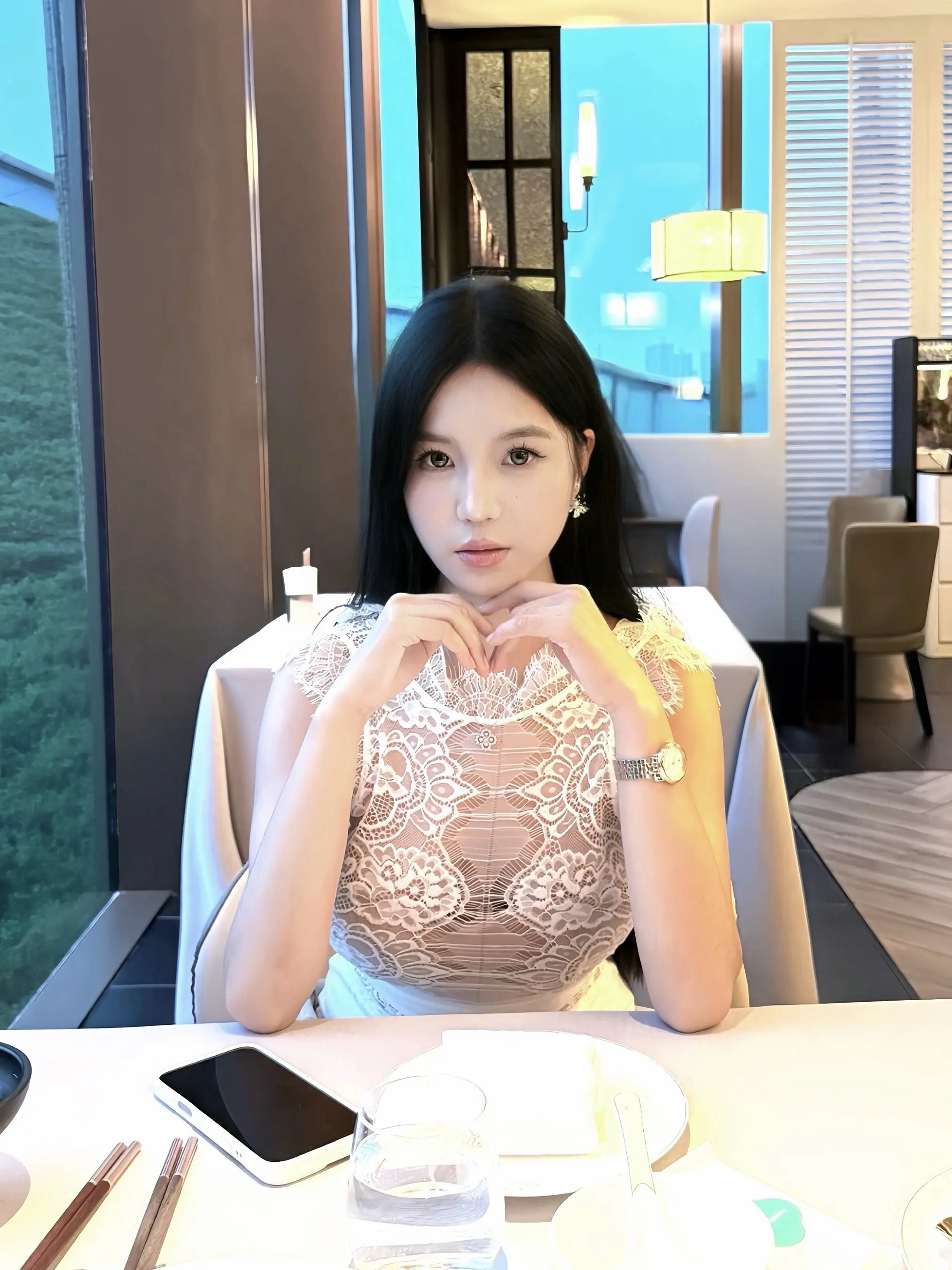 人一旦得到一样东西 就会忘记当初垫着脚爬着窗户看她的感觉