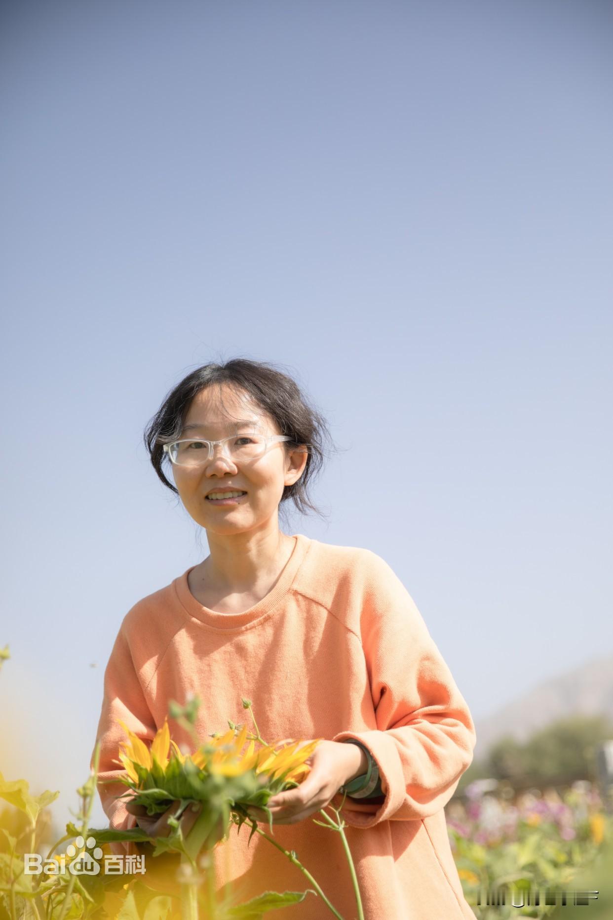 李娟因写《我的阿勒泰》并拍成电视剧而名声大噪。但在李诞对她的釆访中，我看到了一个