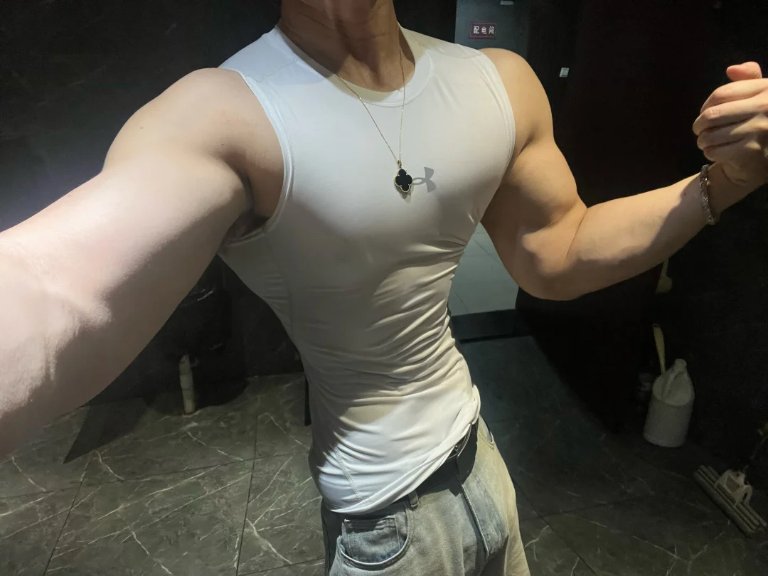 第一次进健身房就看到大佬