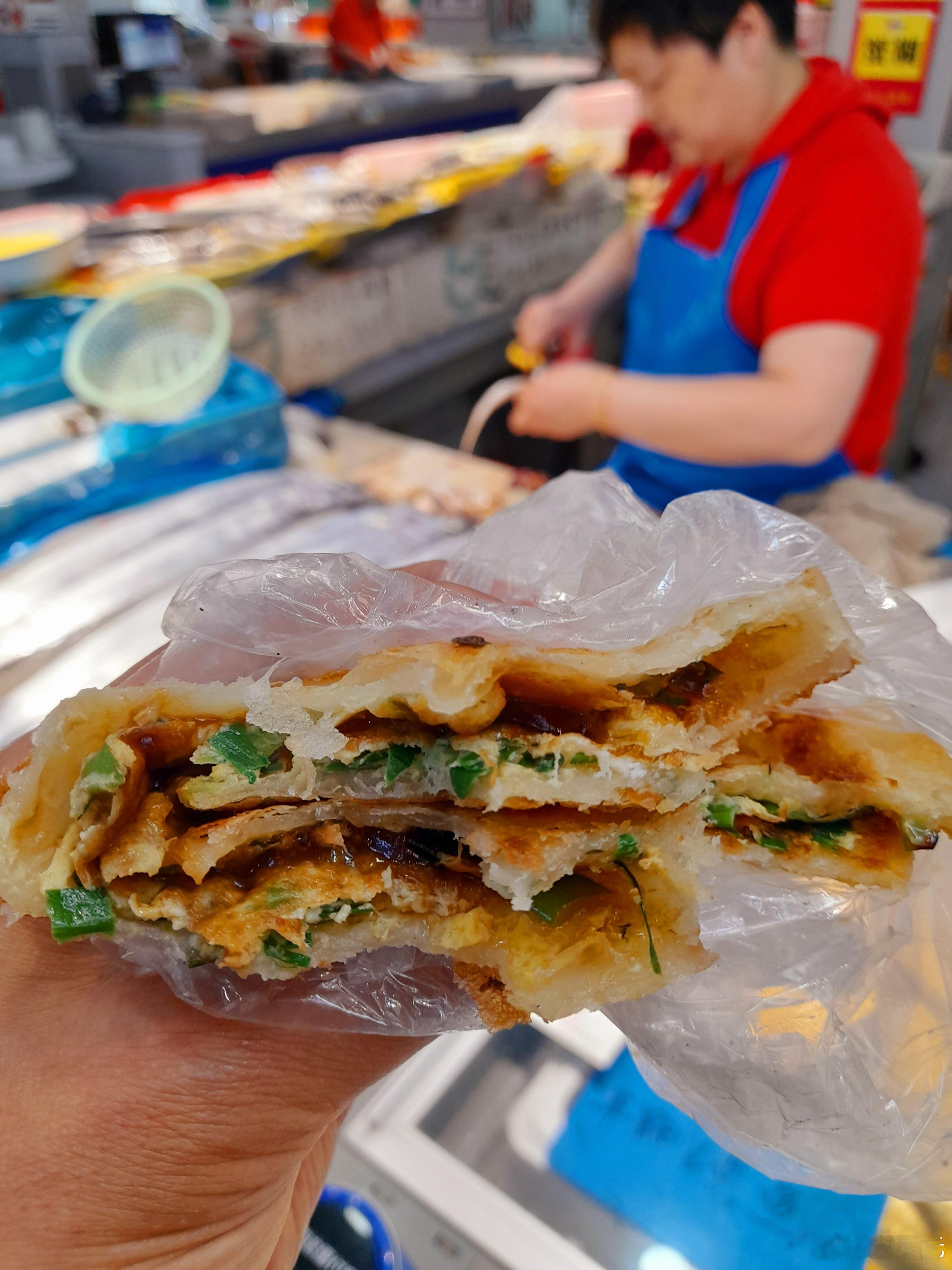 久违的韭菜蛋饼，没涨价，一份还是6块钱，营业时间由10:30延长到中午12点。老