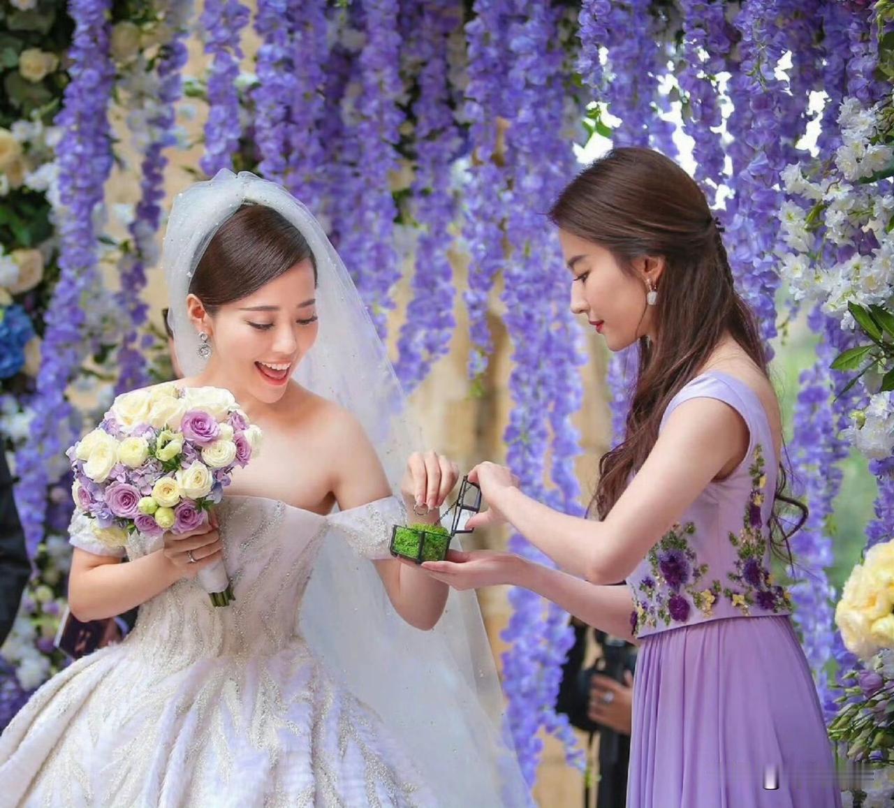 穿着白色婚纱的张靓颖美的纯洁无瑕，穿着紫色裙装的刘亦菲美的仙气飘飘！两大美女同框