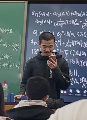 有网友分享，在听北大韦神韦东奕的课的时候，无意间看到了韦神的手机，几百万的身价，