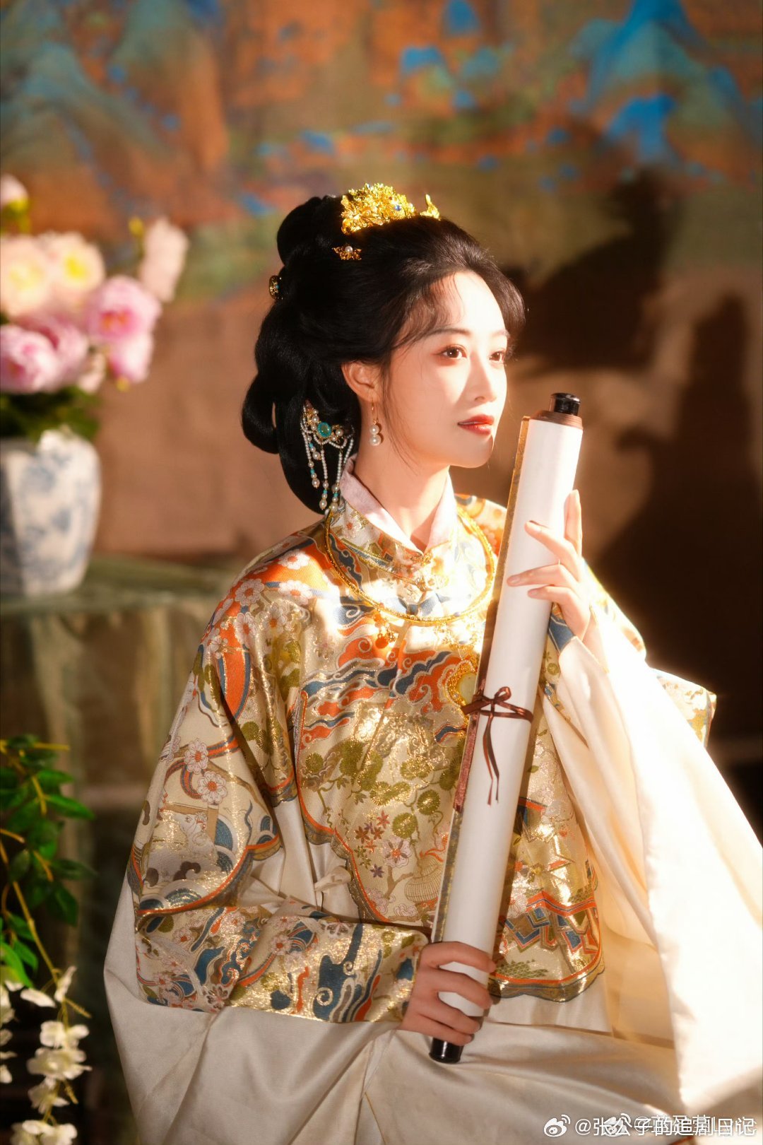 蓝盈莹团扇半遮面的东方美半遮面那一下太会了，犹抱琵琶的朦胧感拿捏得死死的！盛唐贵