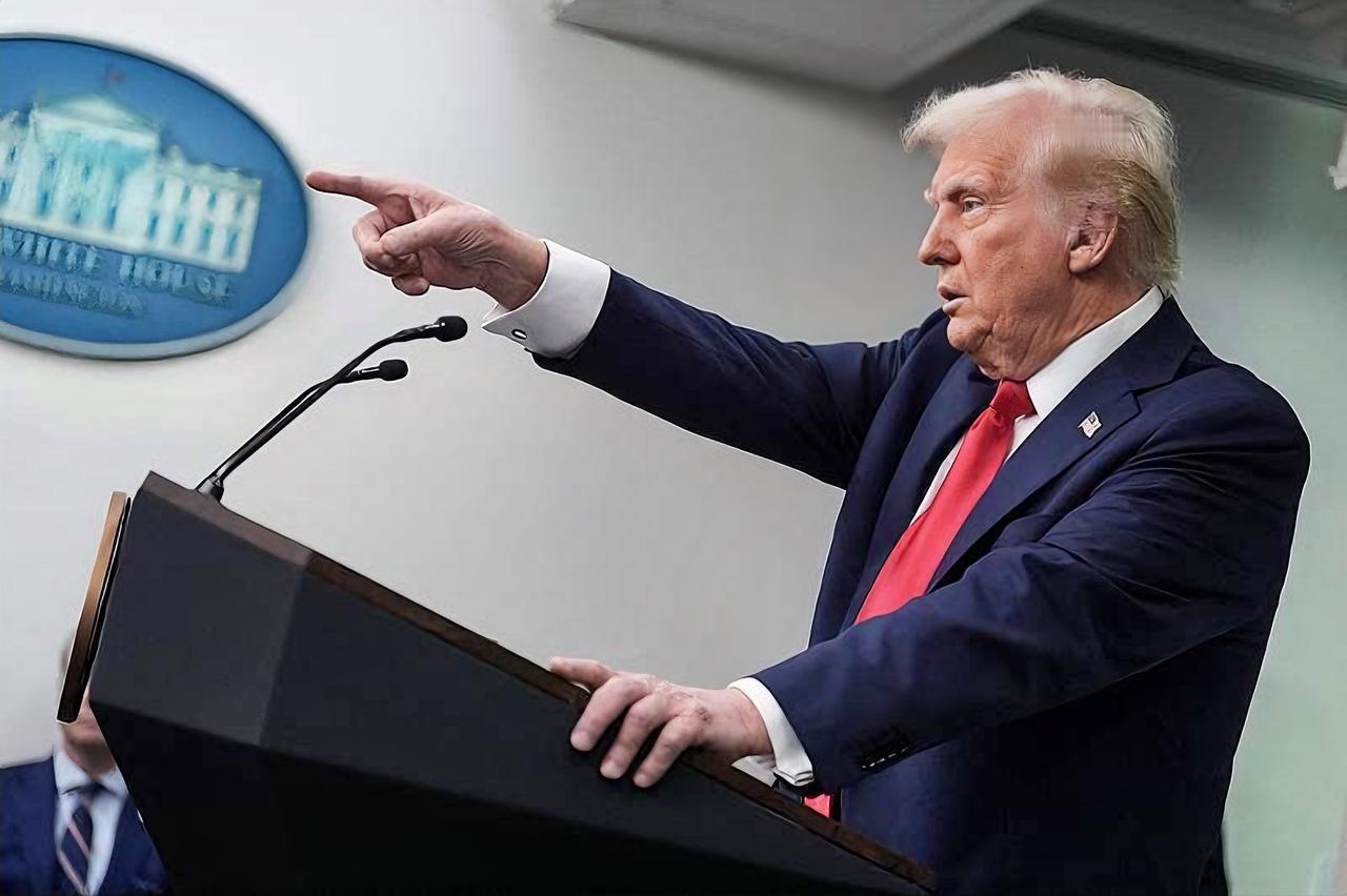 特朗普这怒气一上头，直接下令部署两艘核潜艇，这可真是震惊世界的操作。
当地时间8