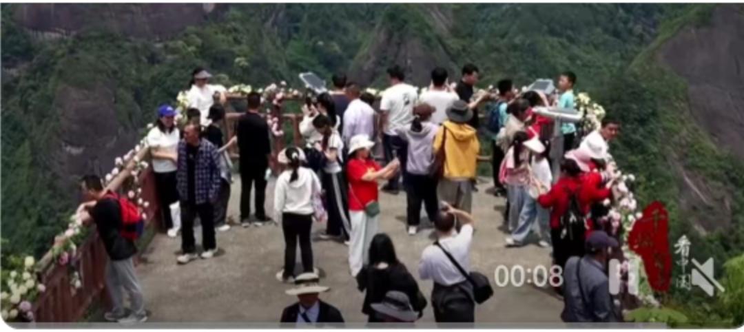 2026年5月3日，夜幕降临，江苏省无锡市惠山映月里街区灯火通明，无人机在空中捕