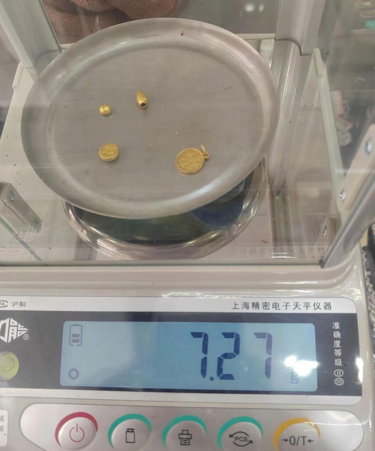 刚收到苹果18Pro，256g，酒红色，。还收到点黄金