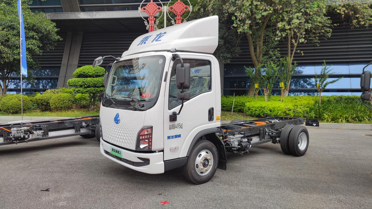 东风柳汽67品牌客户日活动现场，乘龙轻型卡车集体出动，可油可气可电，品类齐全，实