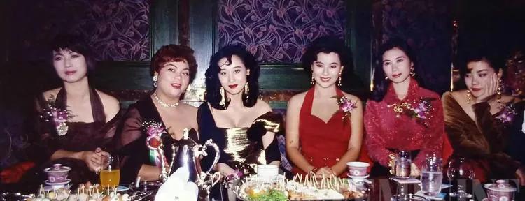 看看这群芳荟萃，最亮眼的是哪一位？
1990年12月3日，风头日盛的六位香港女星