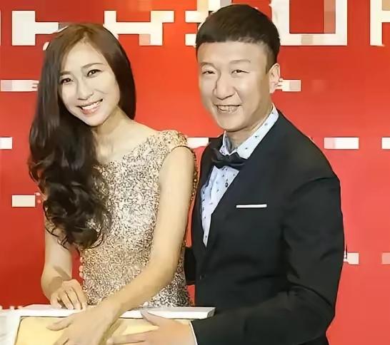 2002年，功成名就的孙红雷忙了一天后回到家，看到43岁的同居女友丁嘉丽正在蓬头