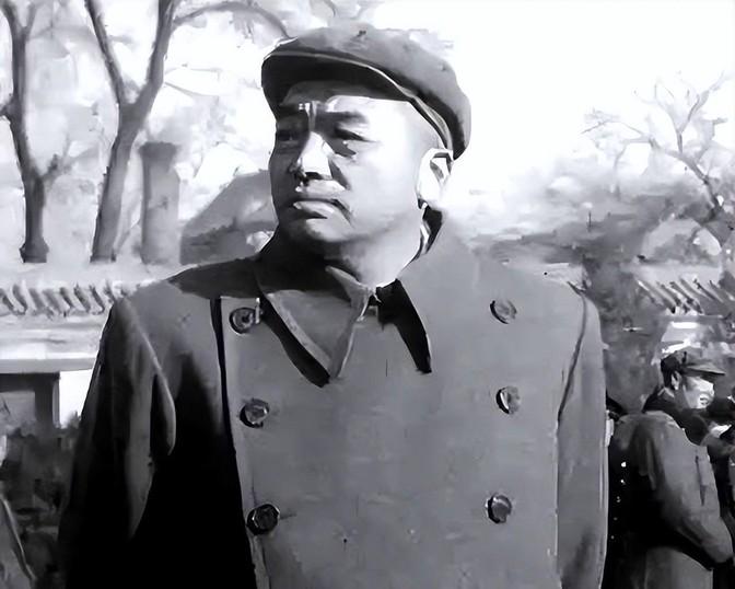 [微风]1961年11月，已被罢官的彭德怀回乡，湘潭地委书记华国锋等设宴招待。在