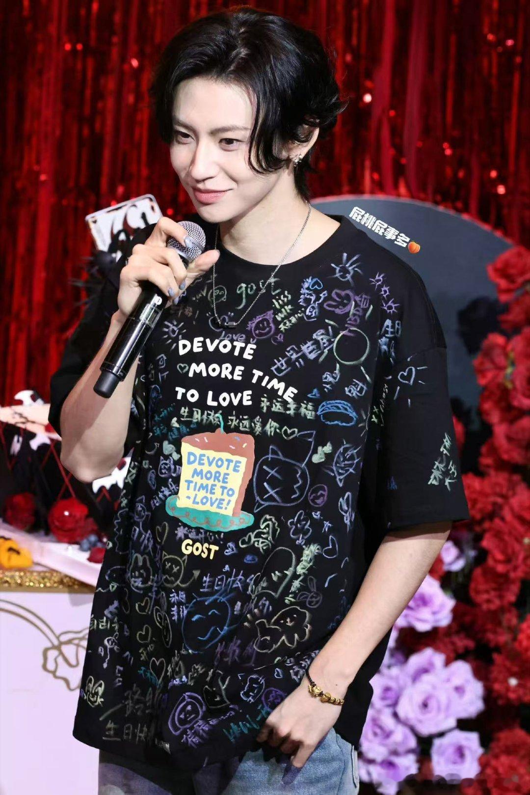 小鬼哭了 泪水里有疲惫更有感动，你说要成为我们的骄傲。可你不知，你站在那里做自己