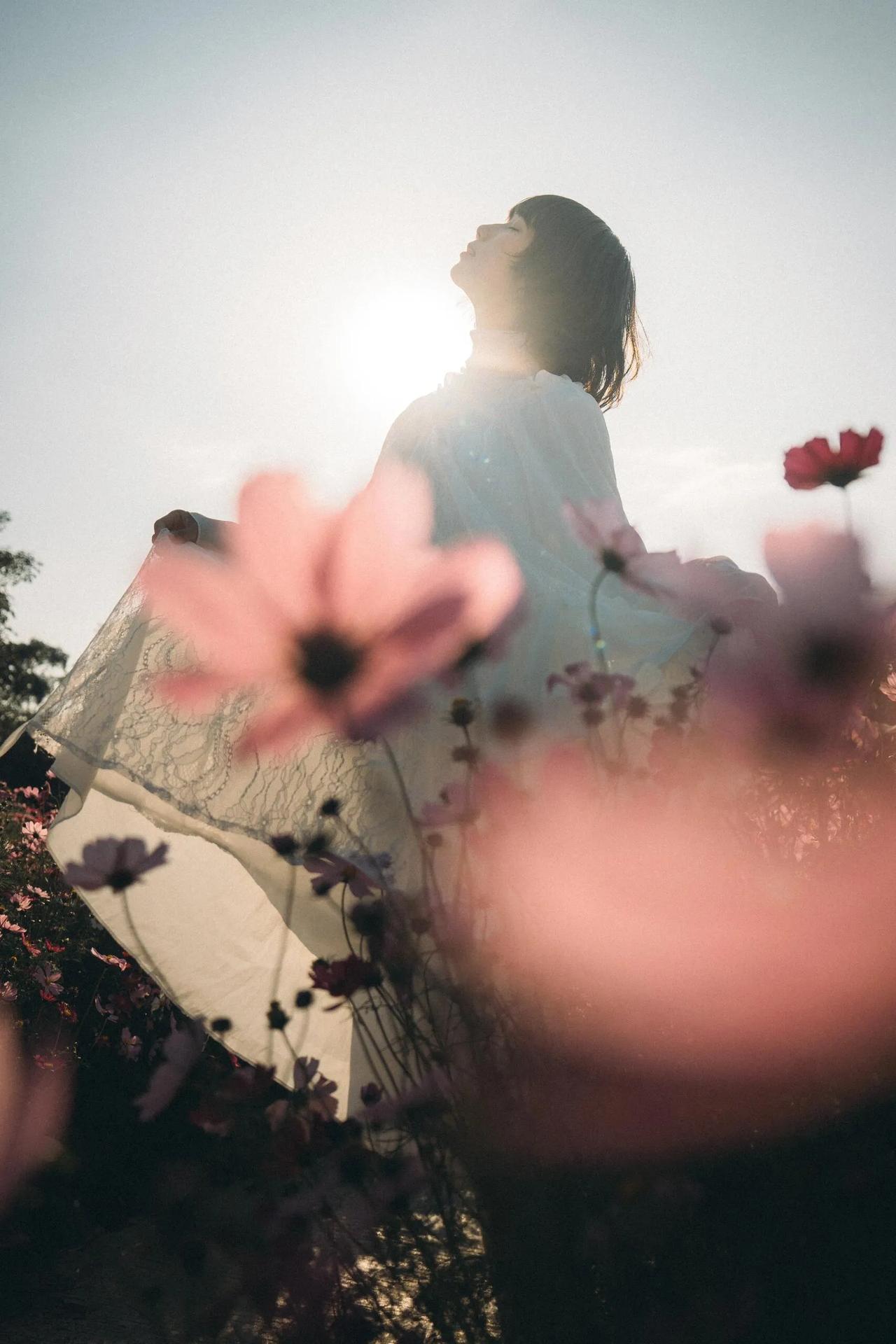 当我们来到一片格桑花海，打算在这里拍摄一组白裙少女人像，可从从以下思路着手：
首