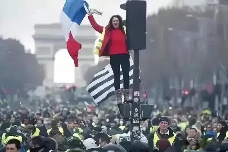 法国动乱是一种必然的结果。表面上看是移民问题，因为这次骚乱的主要人群是黑人和穆斯