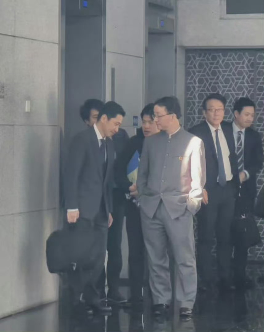 今天这张照片火爆全网，日本外务省官员低头听中国官员讲话，中国官员双手插兜，尽显强