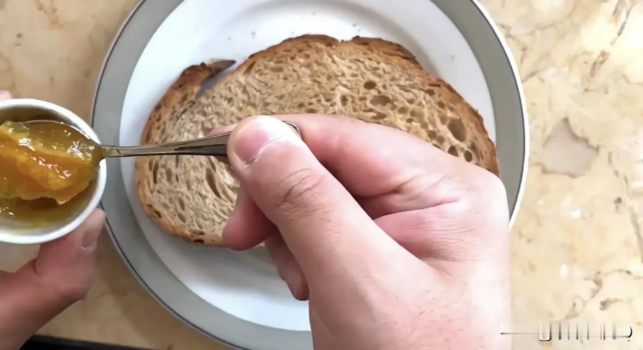 看看这些英国女王经常爱吃的食物，你是否能找到她长寿的秘密呢？
我总结了一下！
少
