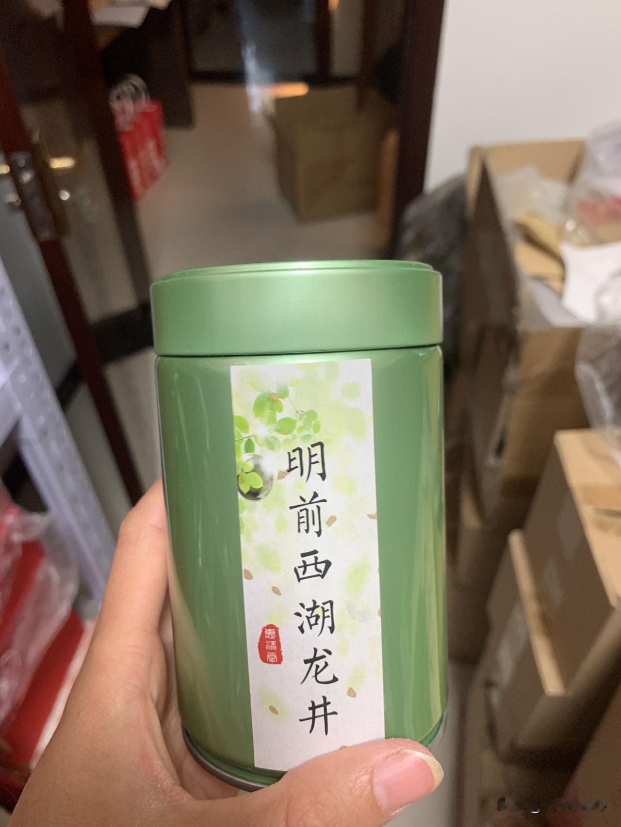白茶为什么越陈越好?
因为白茶属于轻微发酵茶，保留了茶叶的活性菌，所以可以后续陈