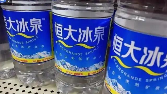 许家印原本离翻盘只差一步：恒大冰泉+横扫亚洲的恒大足球，本该是几万亿利润，完全能
