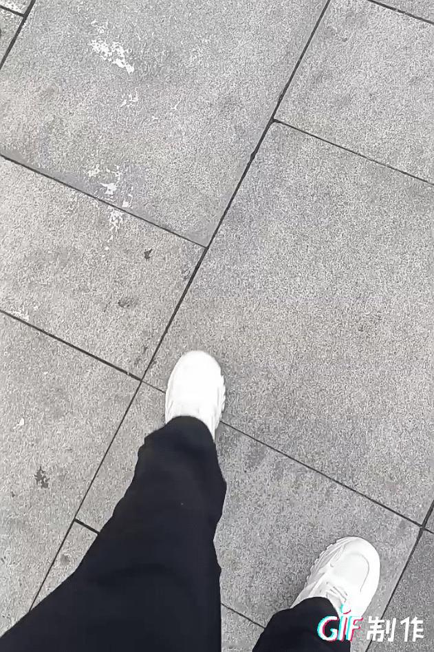 分享我这周有趣的事:你身边小病大养的同事？我身边就有一位。

四个月前，他不小心