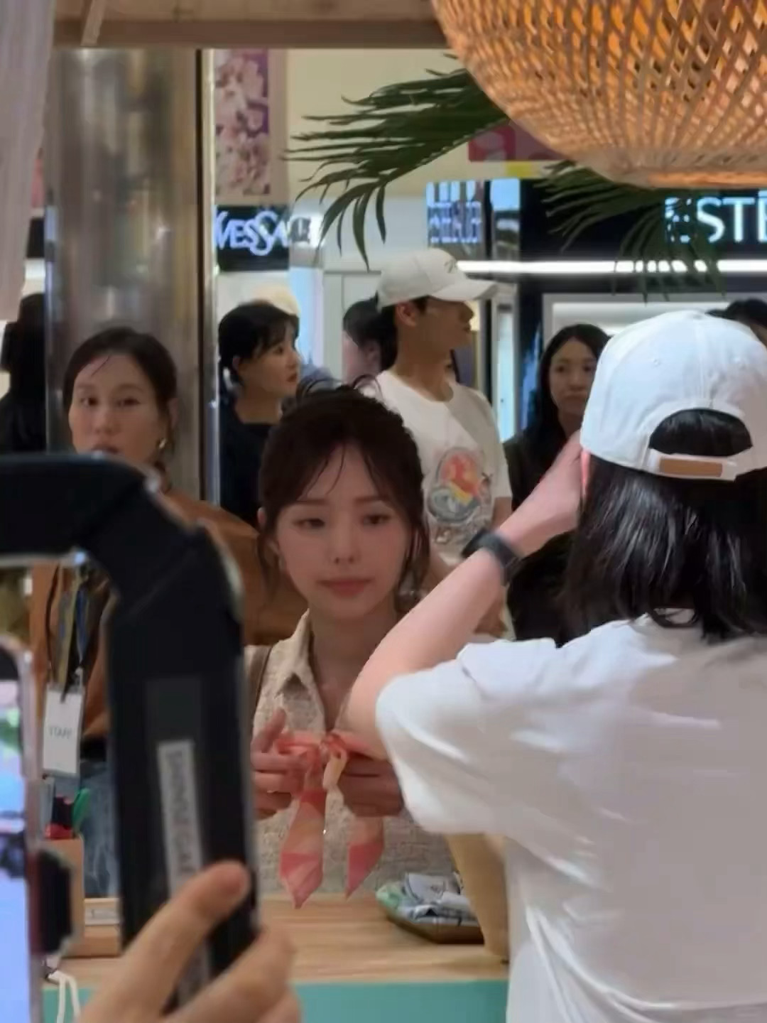 釜山偶遇蔡秀彬欧尼完全小兔子，美而萌之🥺 