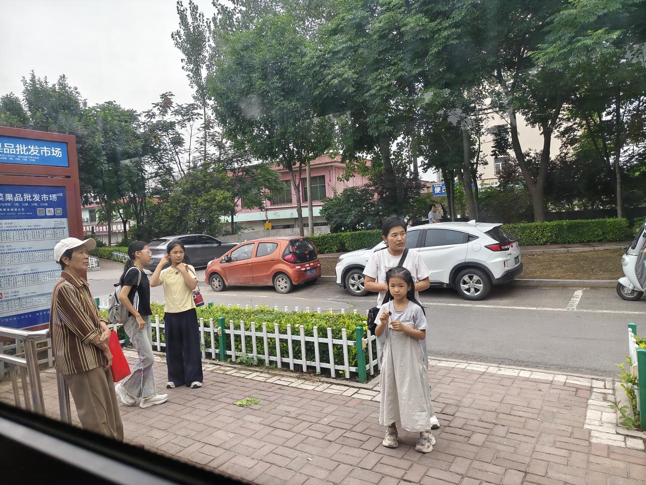 您瞧瞧，在运城盐湖街上，路边一位妈妈趁着等公交车的空闲，赶忙给女儿梳个漂亮发髻。