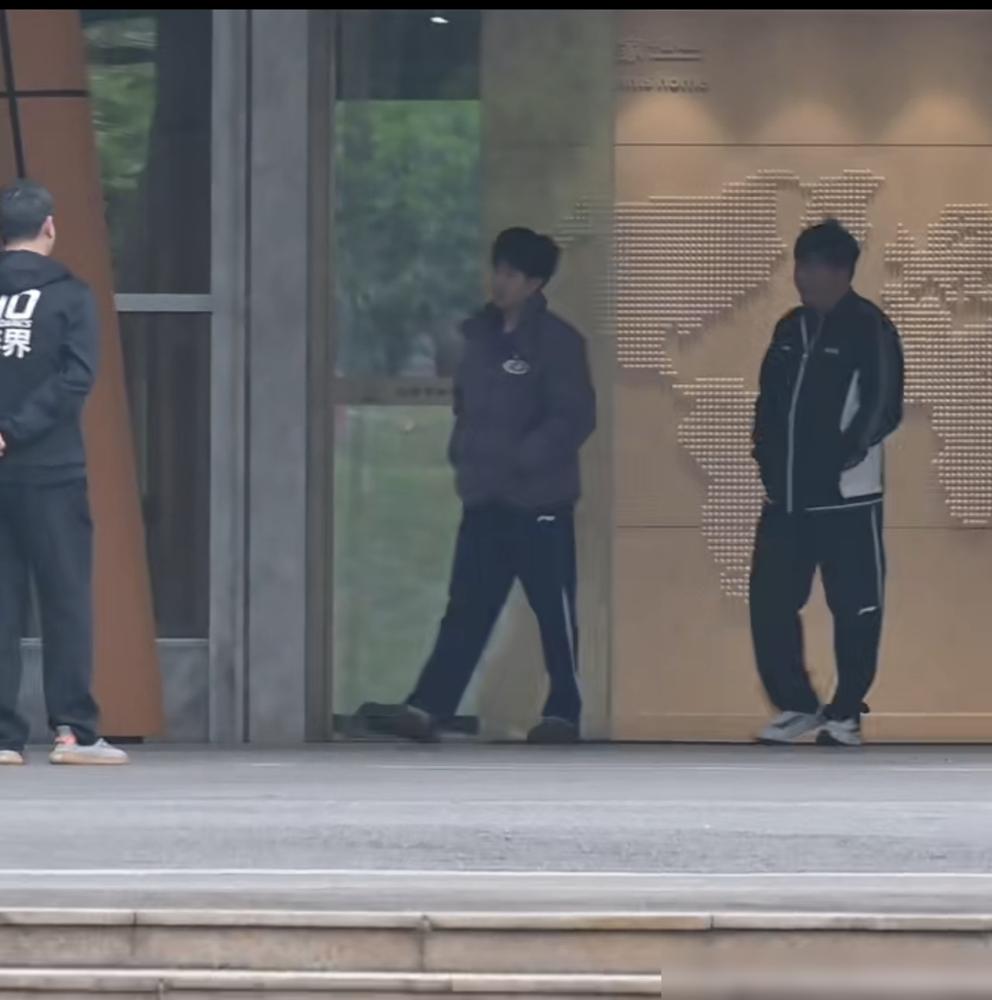 今早国乒早会，王楚钦看着没睡醒，蔫头耷脑的。
 
眼尖的网友发现，孙逊教练跟他寸