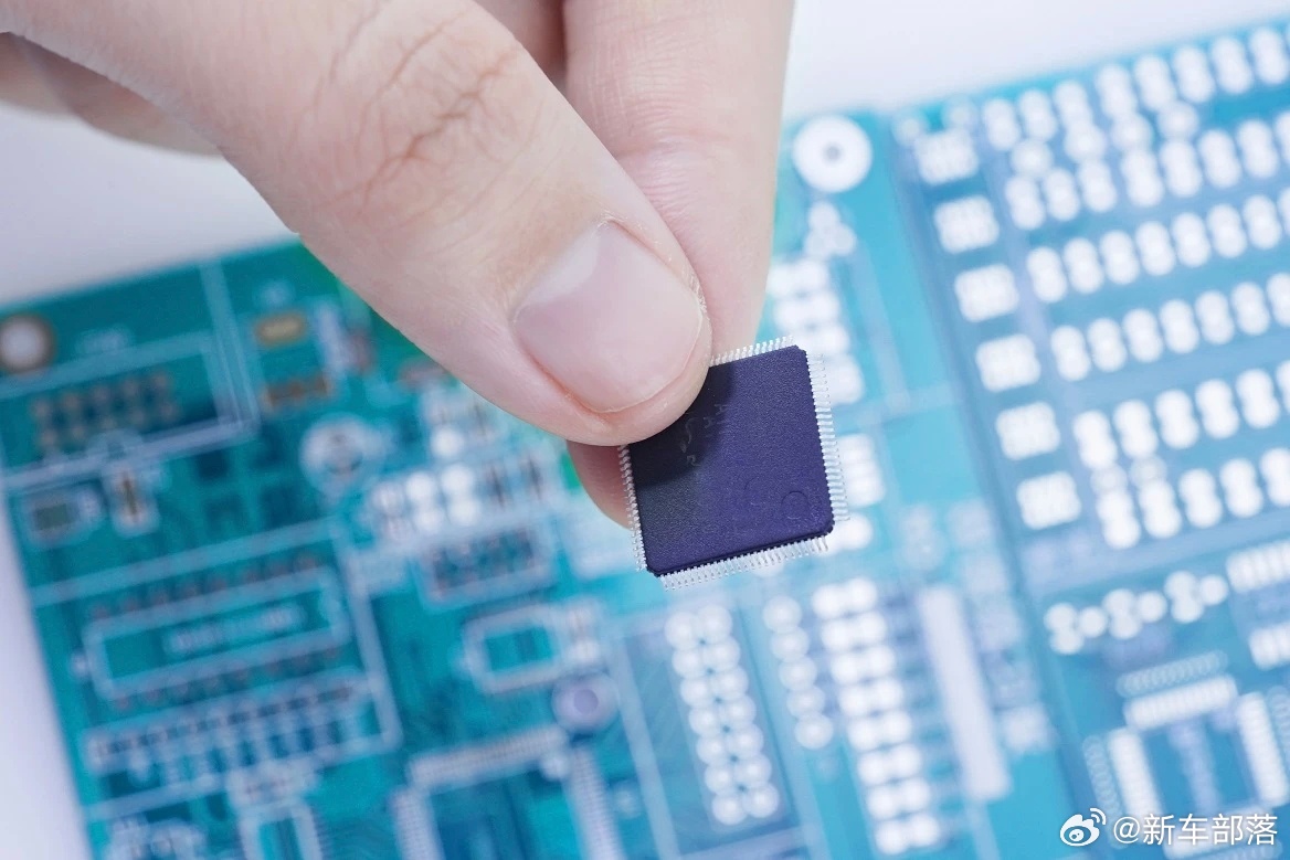 最近存储芯片涨价的幅度真的有点吓人，三个月直接翻了三倍，连手机都开始跟着涨了。其