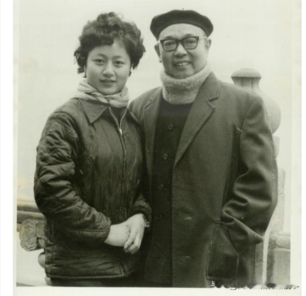 1981年19岁的马兰和恩师王少舫在北京颐和园的合影。恩师王少舫是黄梅戏一代宗师
