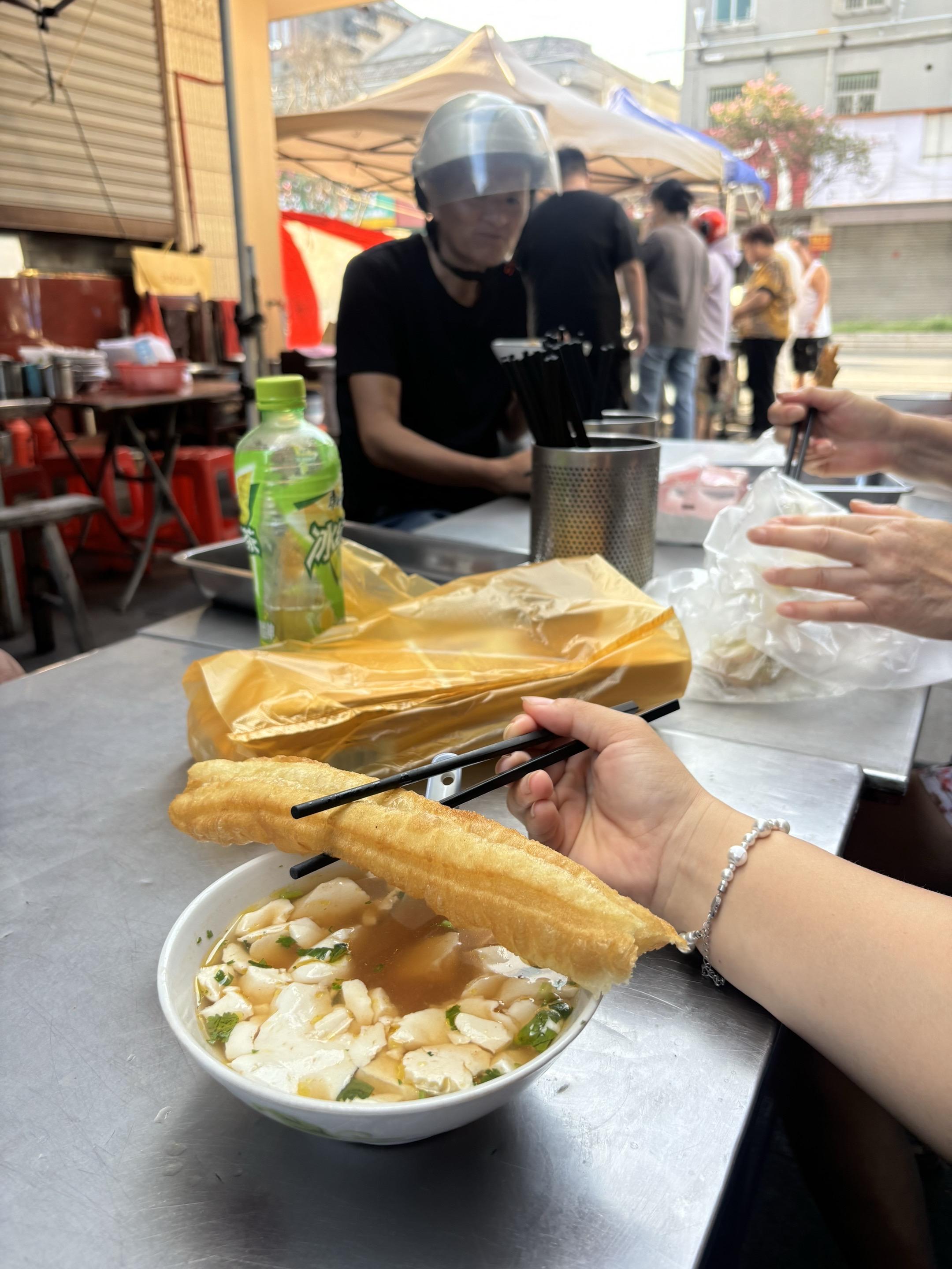 别人挣得钱都换成了房子，车子，我们挣的钱全TM塞嘴里了……最后穿的破破...