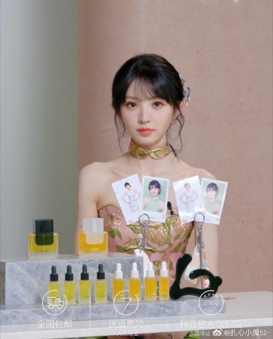 今天田曦薇直播，因为衣服问题被封禁了一下，后面用卡片挡了才能重新开播…什么年代了