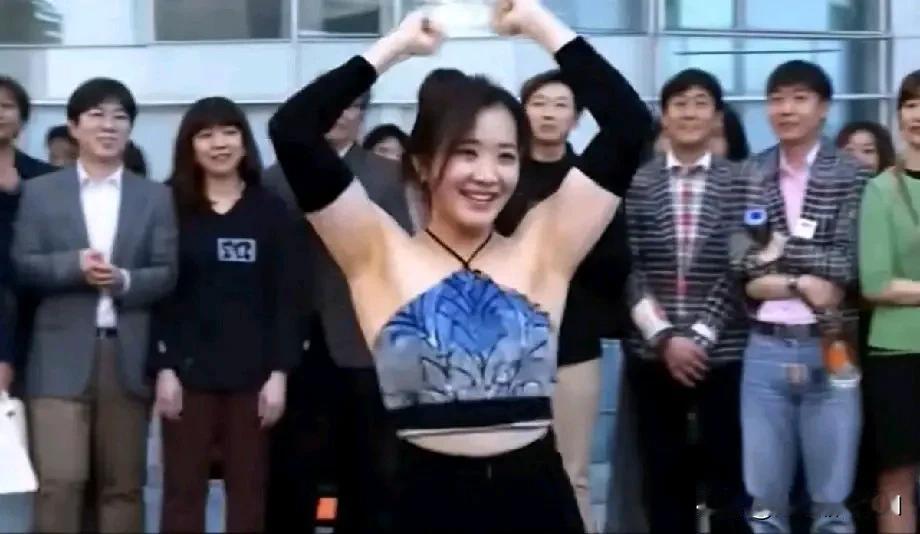 白应仓的妻子白婉婷。长的那叫一个美丽动人，和白应仓可谓郎才女貌。白婉婷原名叫周寒