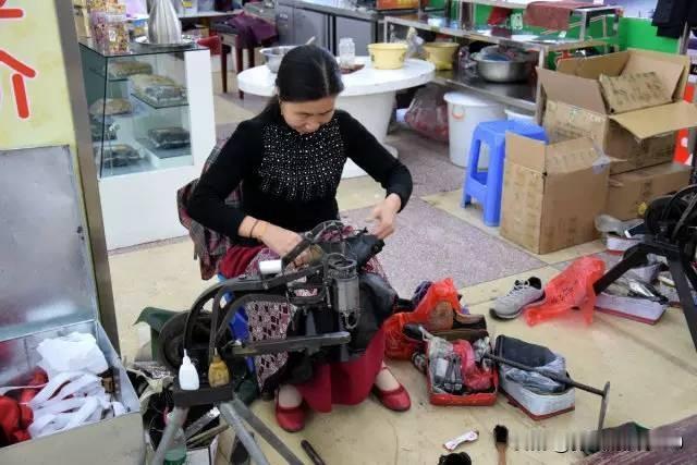 上世纪八十年代到2000年，温州靓女补鞋这一职业遍布全国各大小城市，街边、公园常