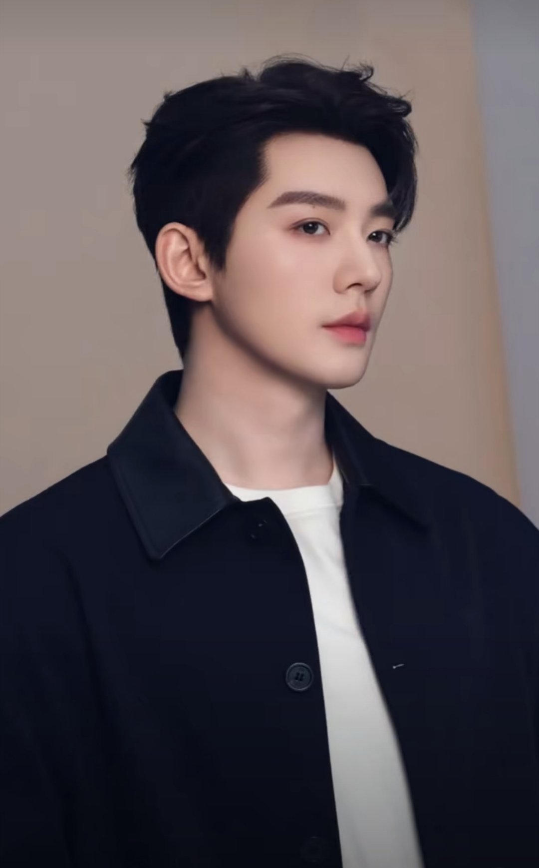 邓为帅气真的无需多言，妥妥的神颜降临，让人一眼沉沦。 