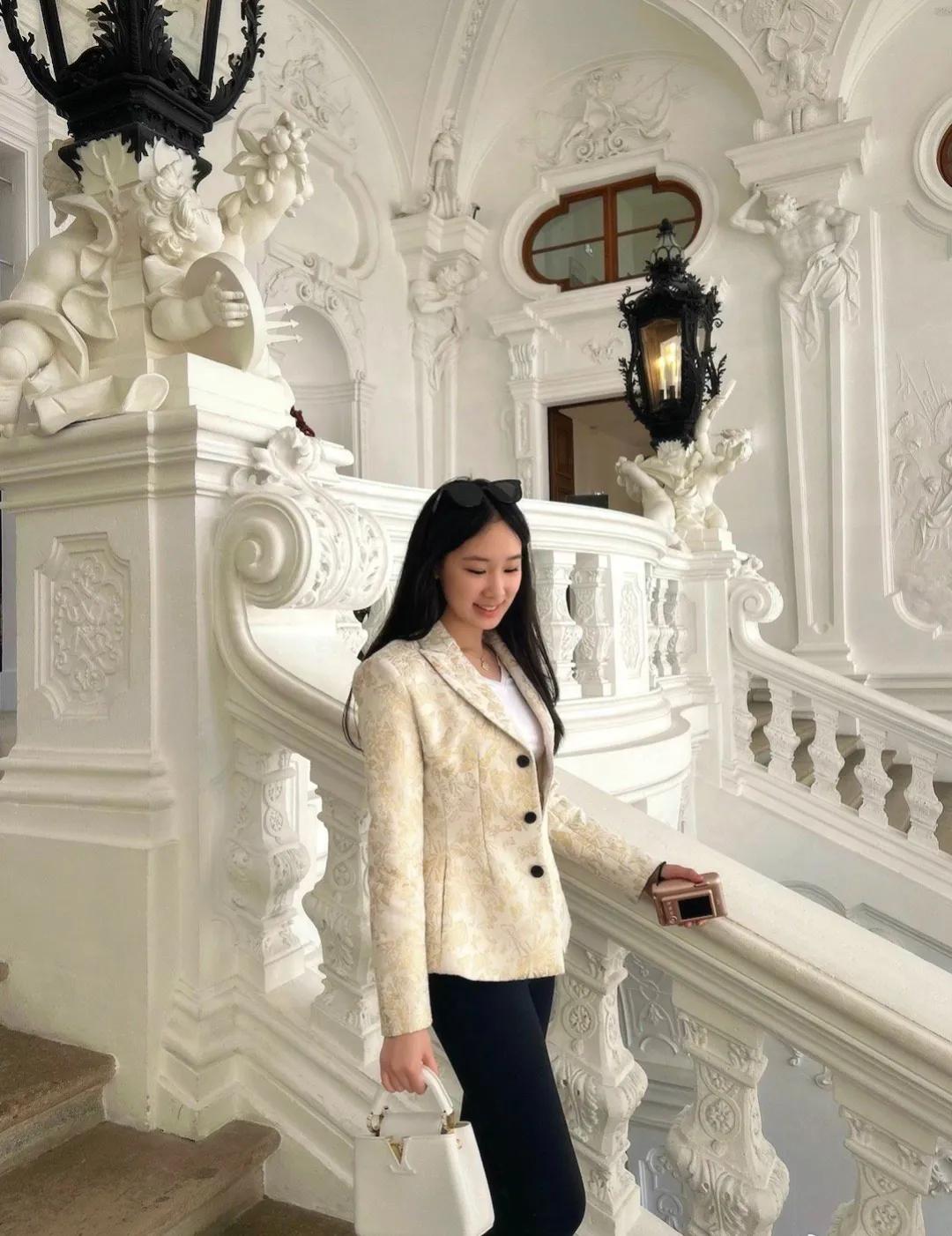 功夫明星赵文卓的大女儿赵子仪近日分享了一组在国外的近照，16岁已经出落得亭亭玉立