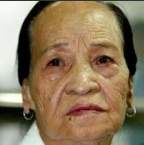 1944年，日军将光着身子的慰安妇万爱花扔到河边，一条饿犬张开血盆大口扑向她，万