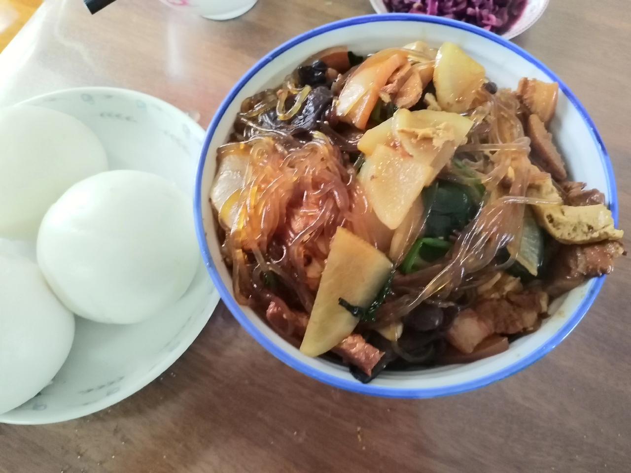 今天吃老陕大烩菜。
每年一到冬天，老公就会经常念叨小时候在农村老家吃的大锅烩菜，