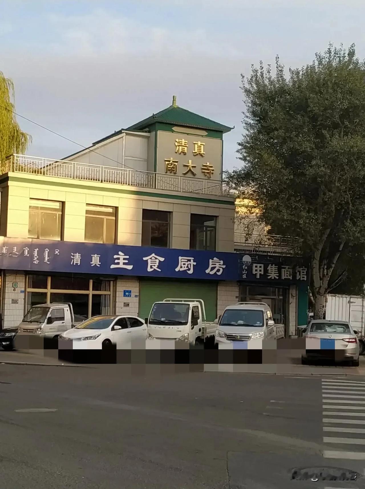 赤峰城区有南、北两个清真寺，北寺在二道街与新华步行街交会处，南寺在火花路与五道街