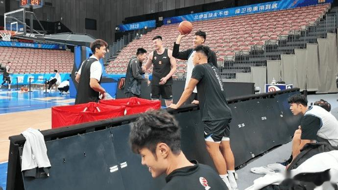 媒体人分享北京深圳赛前踩场图集并配文：老熟人不少