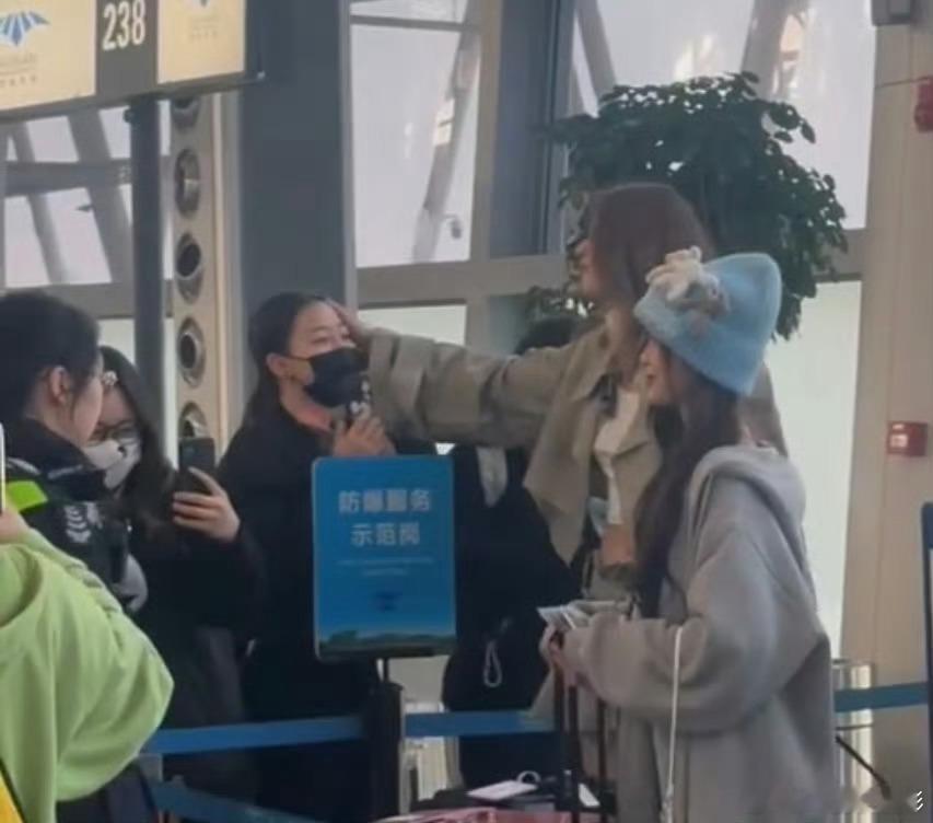 卡琳娜对粉丝摸头杀  浪姐6一公出发路透 卡琳娜对粉丝摸头杀啊啊啊啊，卡琳娜能不