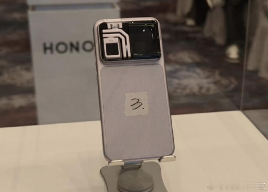 曝荣耀首款机器人手机明年量产据透露，荣耀ROBOT PHONE将于明年上半年量产