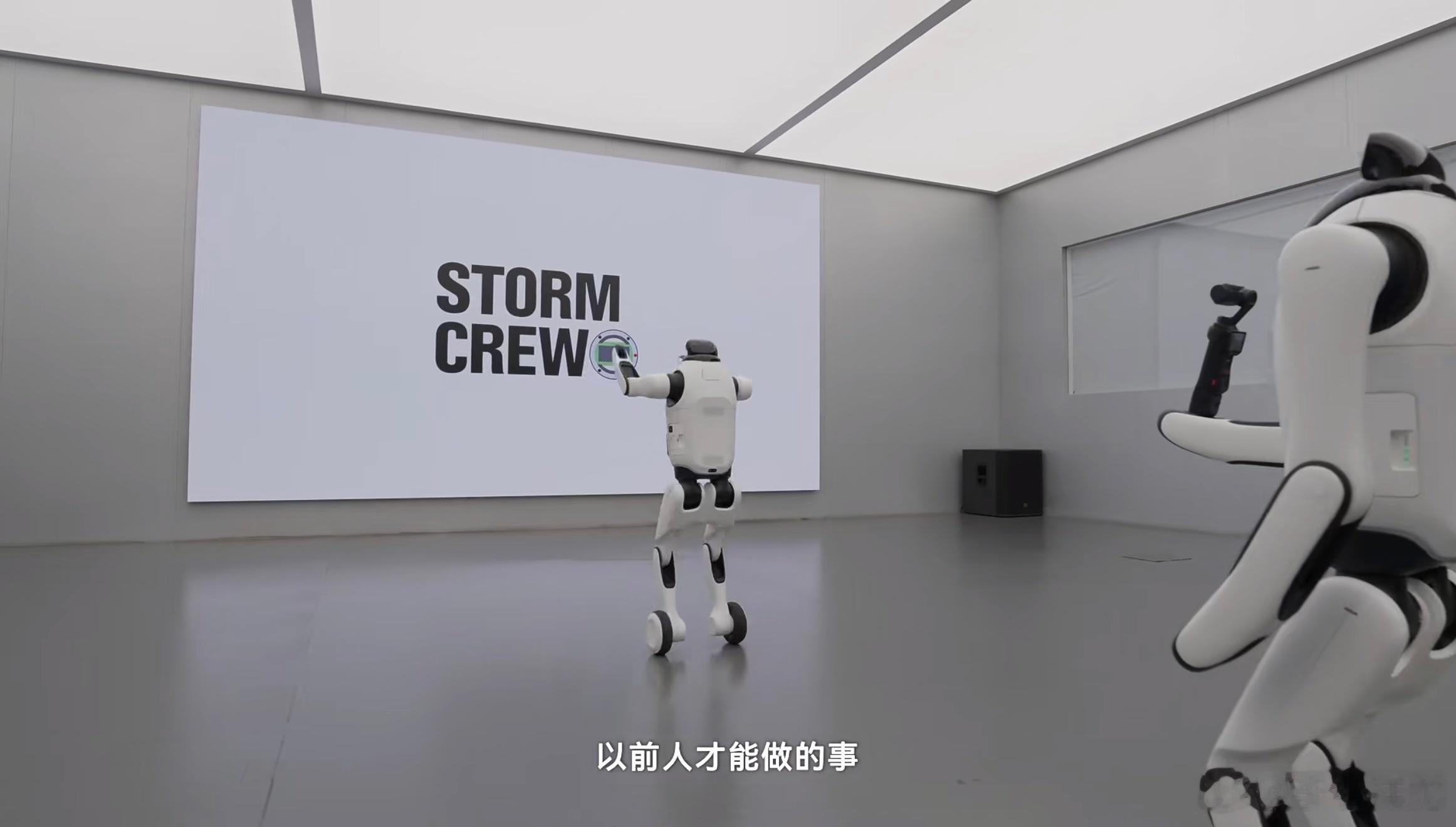 影视飓风的硅基摄影师这个机器人有点意思，不仅可以变形，还可以运镜，就是不知道价格