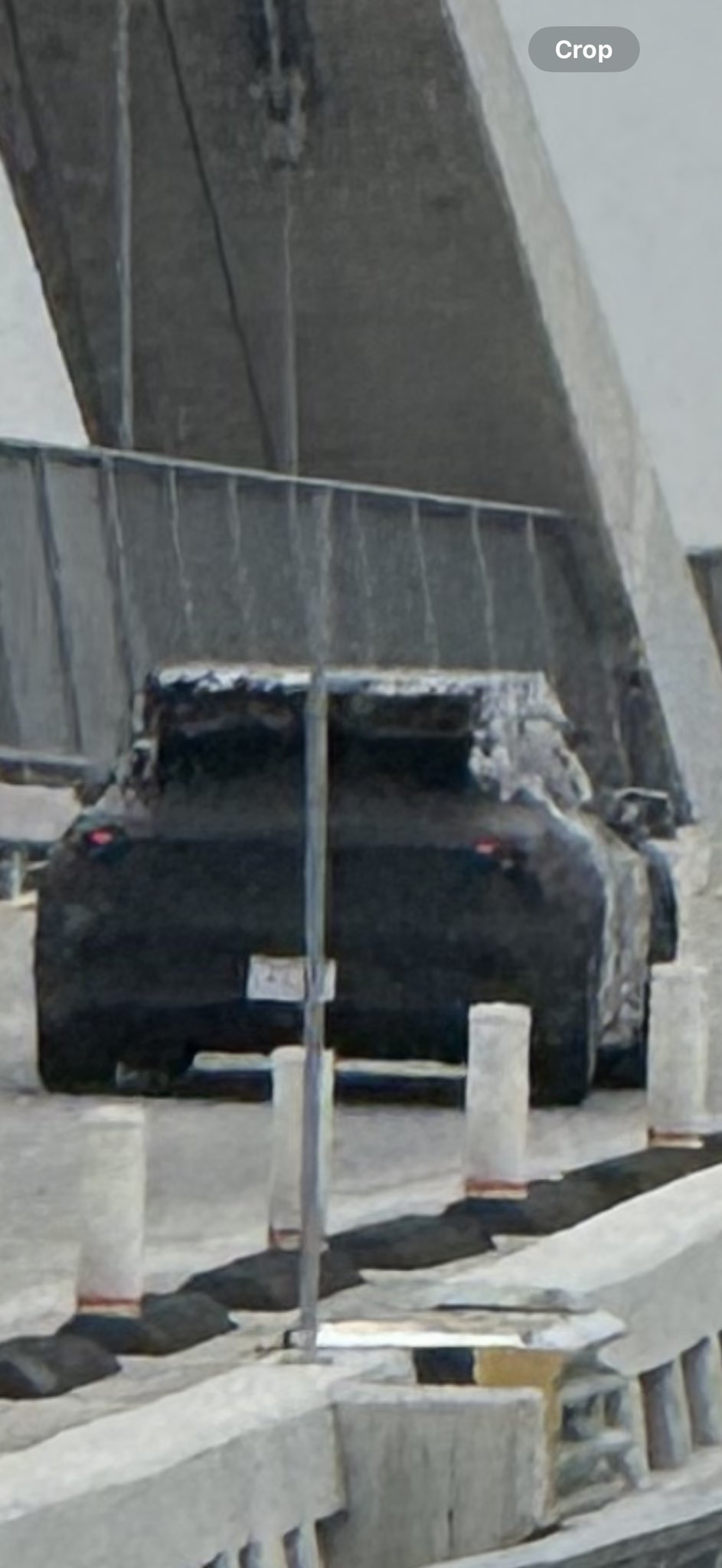 比 Model Y 矮一点，比 Model Y 短一点，和 Model Y 差不