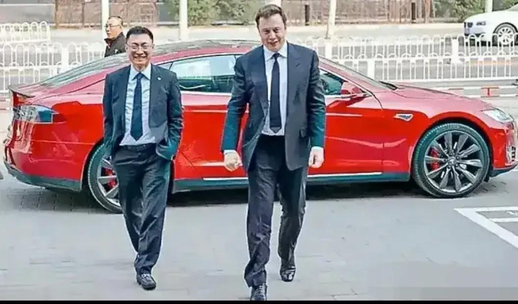 人生的巅峰啊！一个是大名鼎鼎的全球首富美国人马斯克，还有一个中国人是任职于特斯拉