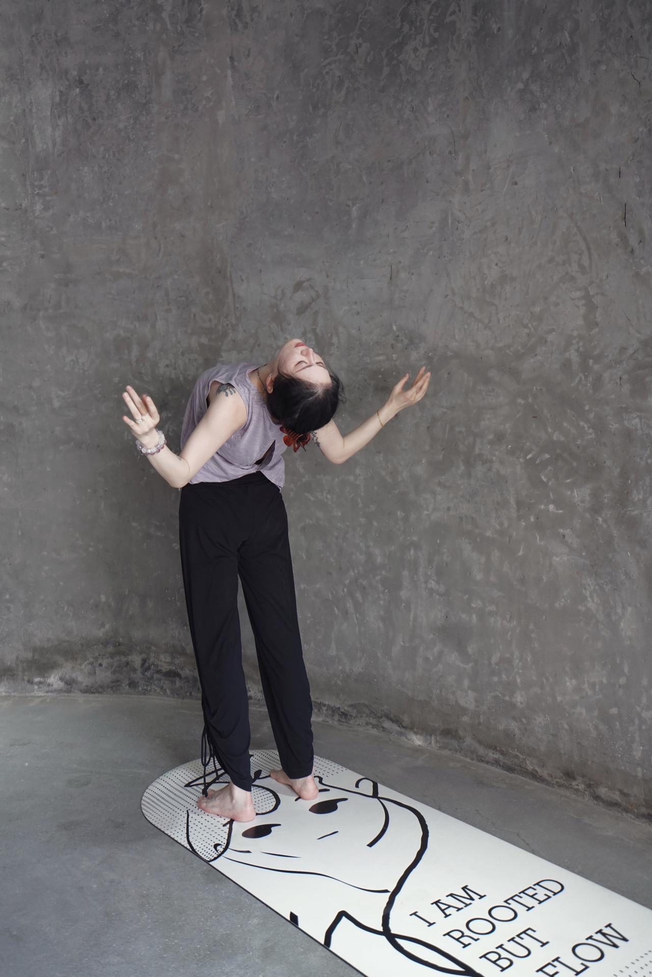 瑜伽体式拍照 爱瑜伽的小姐姐 户外瑜伽