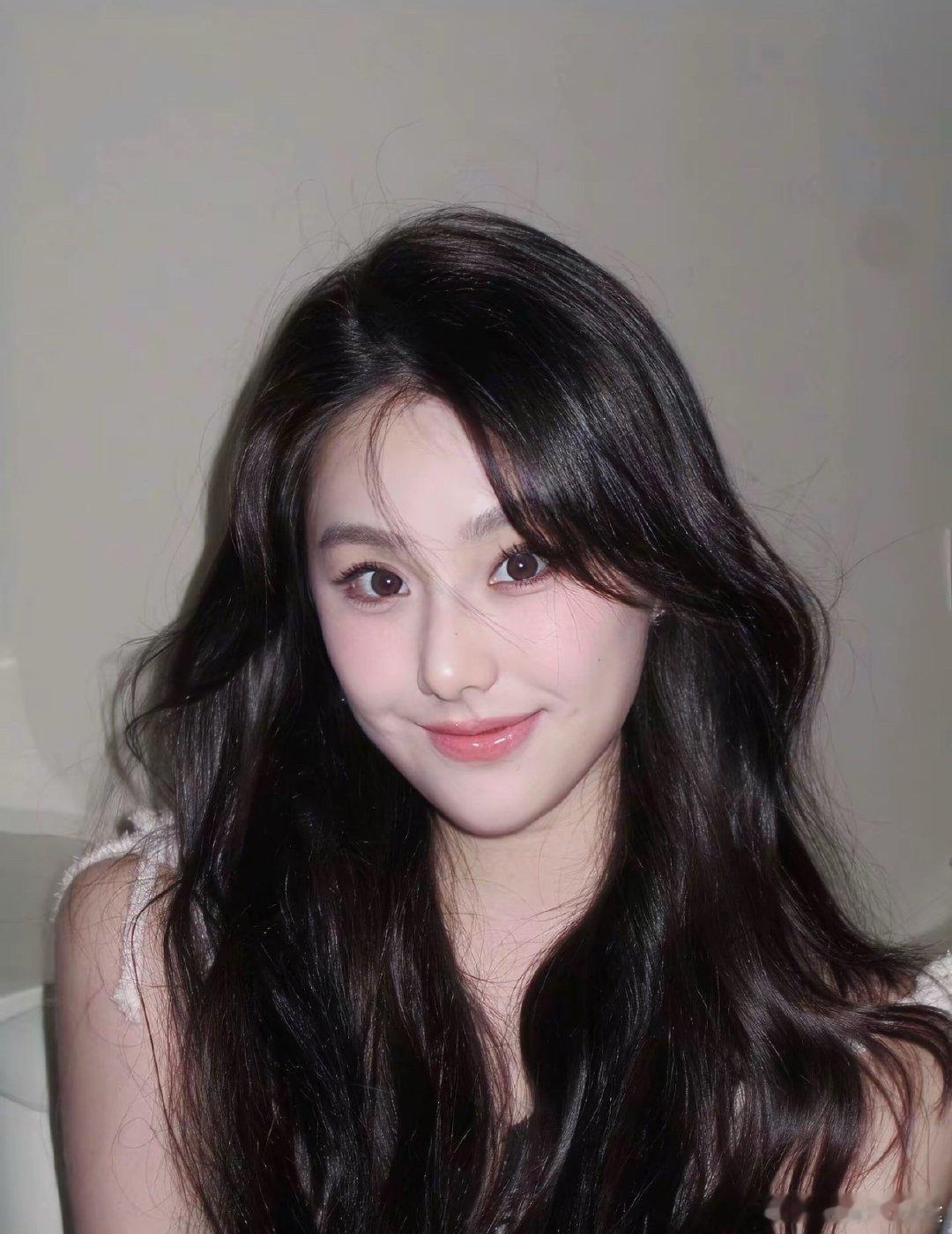 瞳距近的女生眼头圆高和窄长尖 真的是两种风格一个有清纯味一个更妩媚 