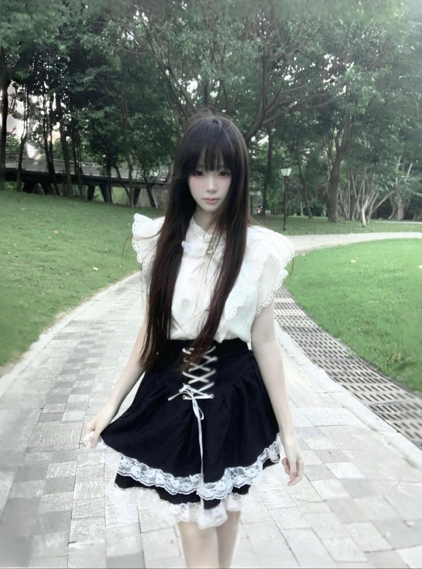 少女的心事 风一吹就乱了