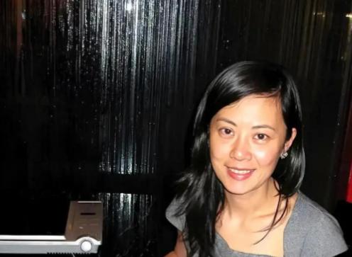 56岁的前央视主持人姜丰，现在每个月要坐两趟国际航班往返杭州和伦敦。她在杭州的医