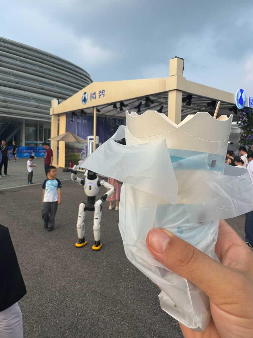 腾勢汽车与机器人共创未来 第二届世界人形机器人运动会来玩吧，机器人太搞笑了。 