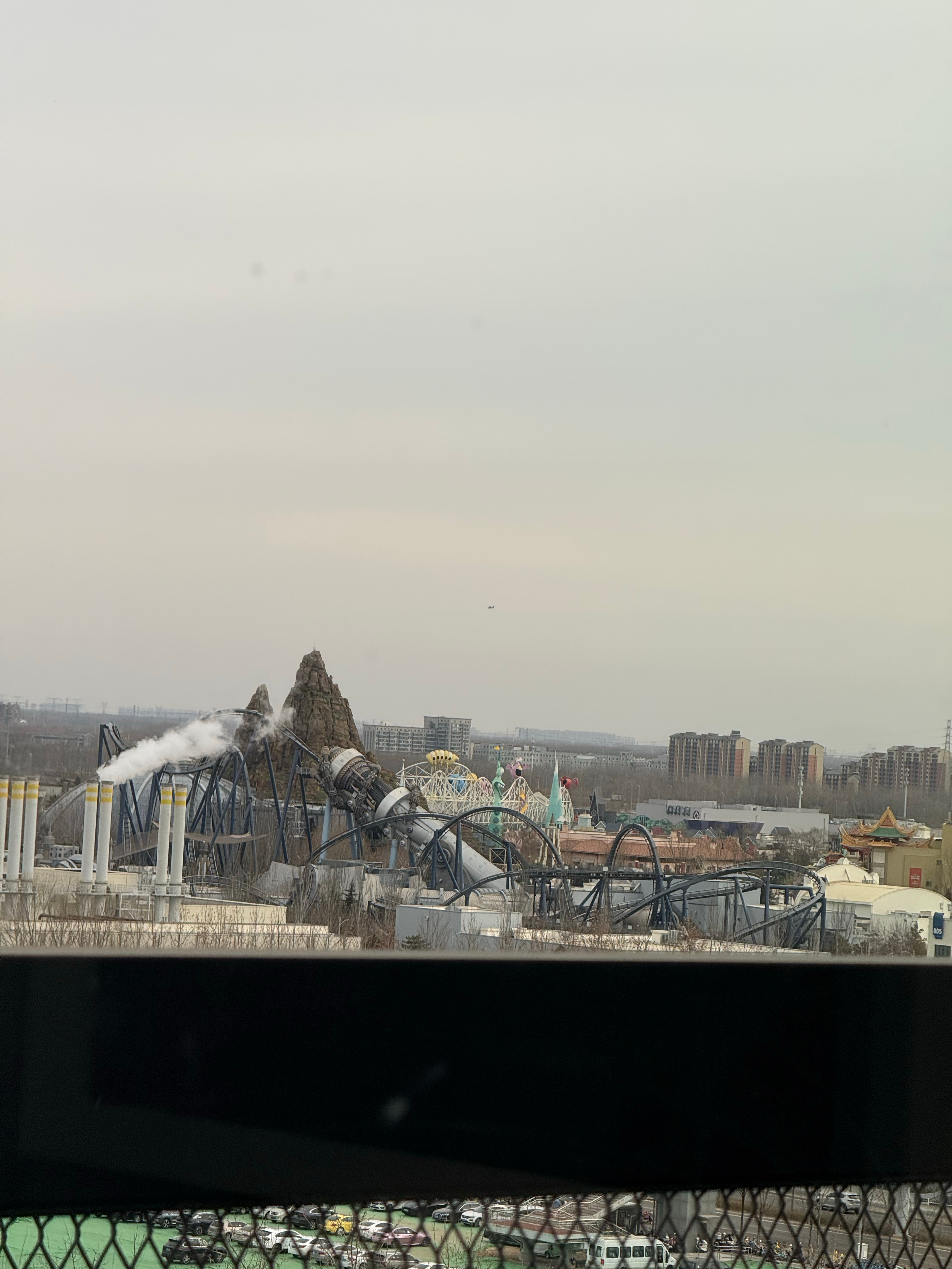 到北京了酒店房间窗户看过去就是环球影城这么看，也不是很大哈 北京·北京通州皇冠假